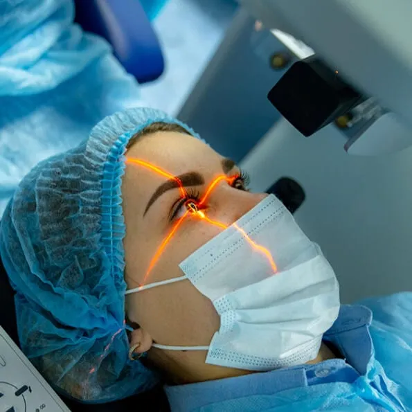 Paciente deitada durante a cirurgia refrativa, com o feixe de laser alinhado sobre o olho